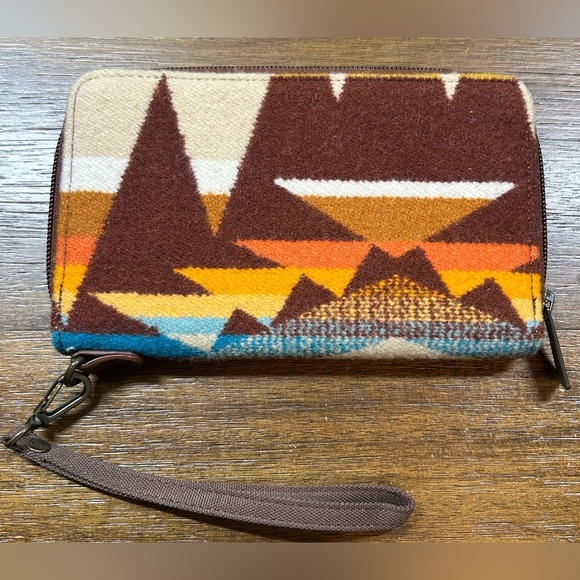 Pendleton Large Three Pocket Keeper-Crescent Butte Wallet - Picture 3 of 3
